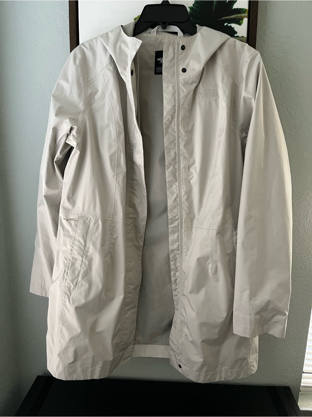 The North Face Women’s Hyvent Raincoat. - Picture 3 of 9